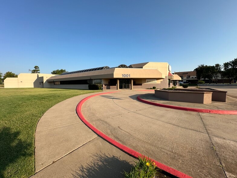 1001 S Douglas Blvd, Oklahoma City, OK à vendre - Photo du bâtiment - Image 3 de 5