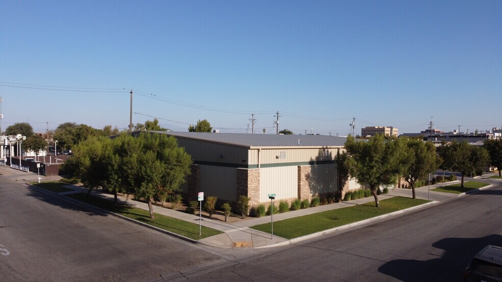 Eagleson Body Works (Leasehold) portefeuille de 3 propriétés à vendre sur LoopNet.ca - Photo du bâtiment - Image 2 de 10