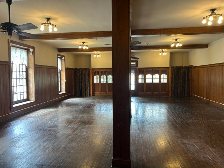 53 E Lee St, Warrenton, VA for sale - Interior Photo - Image 2 of 16