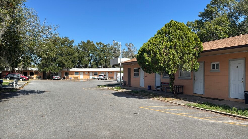 647 S Woodland Blvd, Deland, FL à vendre - Photo du bâtiment - Image 3 de 12