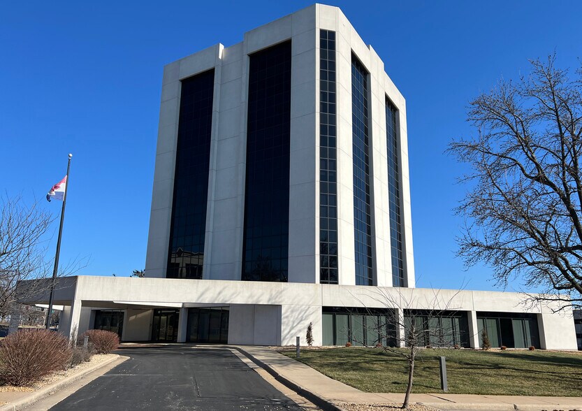300 John Q. Hammons Pky, Springfield, MO à louer - Photo du bâtiment - Image 2 de 10