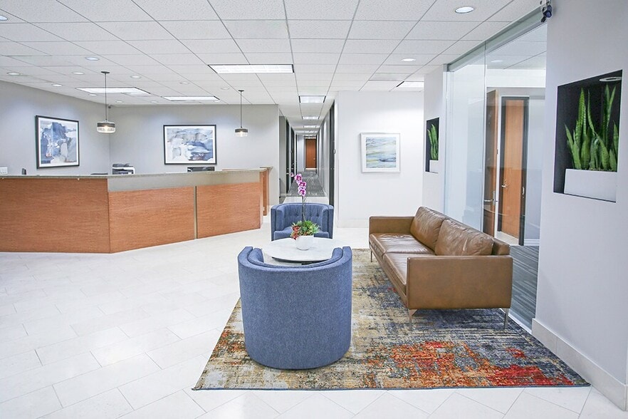 7700 Irvine Center Dr, Irvine, CA à louer - Photo du bâtiment - Image 2 de 6