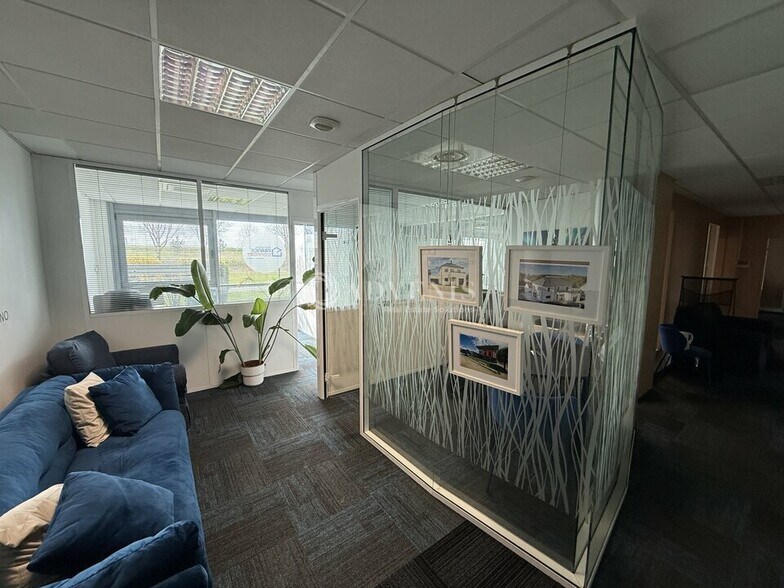 Office in Magny-le-Hongre for lease - Interior Photo - Image 2 of 9