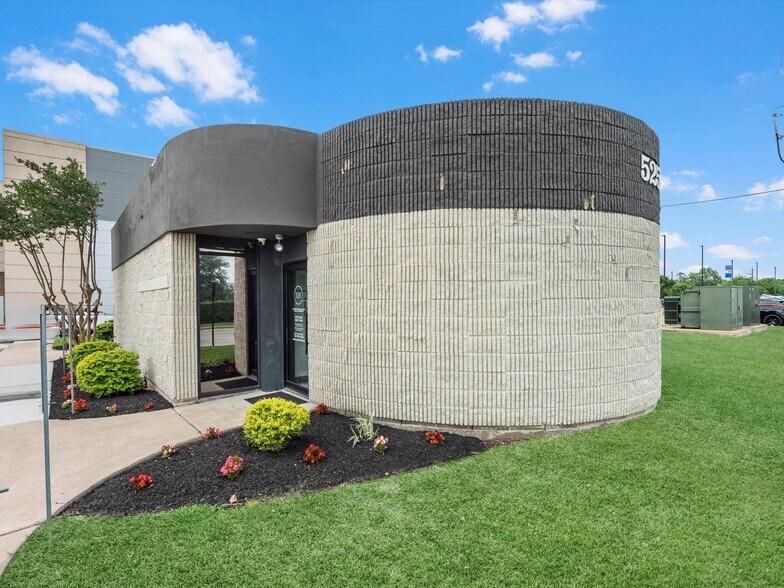 525 Blossom St, Webster, TX à vendre - Photo du bâtiment - Image 1 de 41