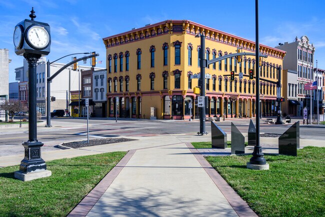 Plus de détails pour 108 S Walnut St, Muncie, IN - Bureau, Commerce de détail à louer
