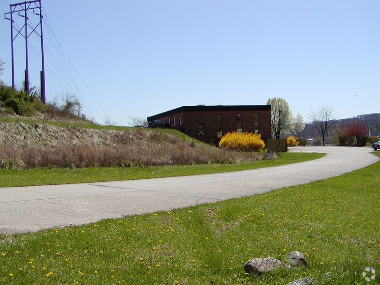 300 Westmoreland Rd, Dunbar, WV à vendre - Photo du bâtiment - Image 2 de 3