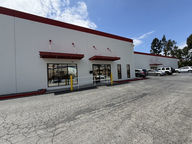 5700-5714 E Olympic Blvd, Commerce, CA à louer - Photo du bâtiment - Image 2 de 3
