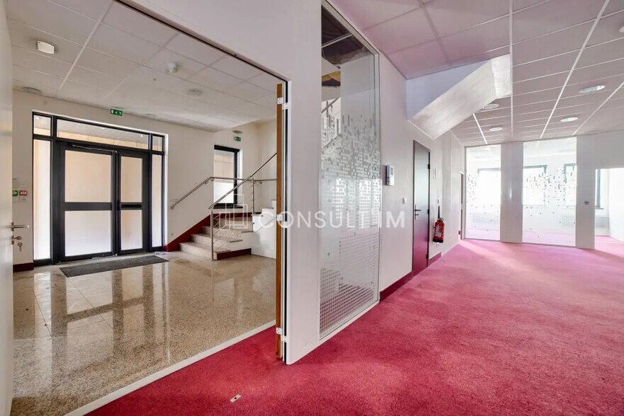 Office in Courbevoie for lease - Building Photo - Image 2 of 7