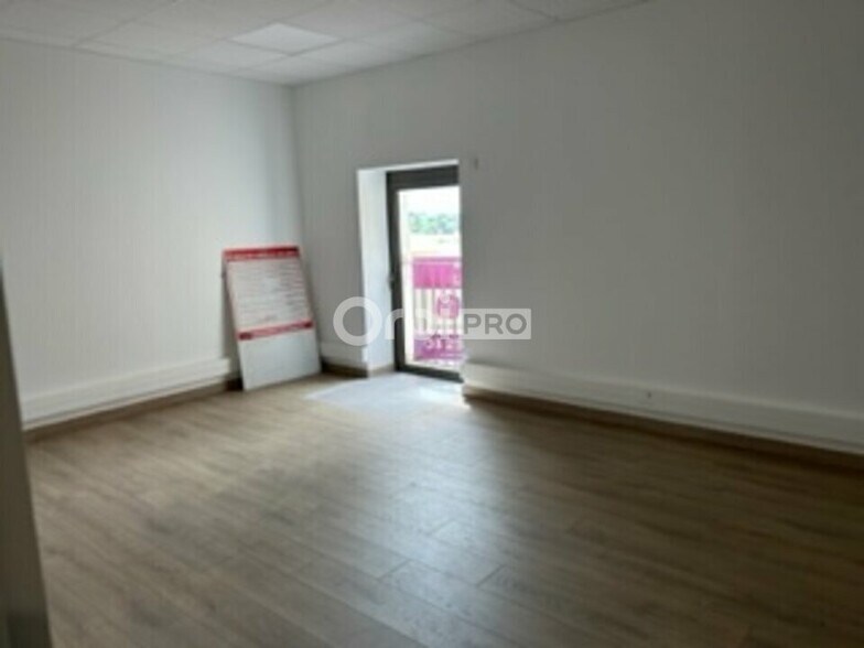Office in Civrieux for lease - Interior Photo - Image 2 of 4
