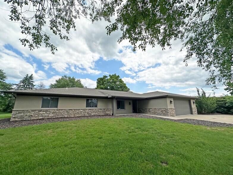 600 West Street NE, Cedar Springs, MI à louer - Photo du bâtiment - Image 2 de 21