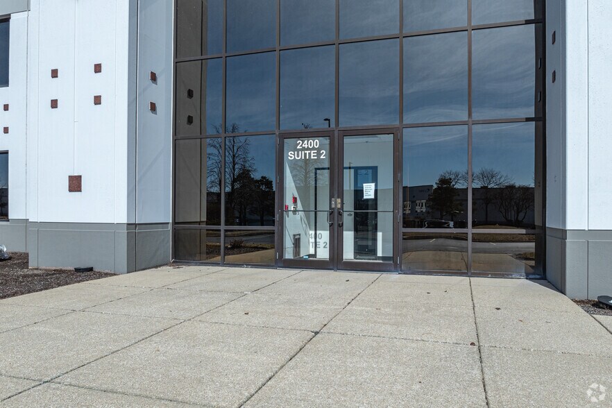 2400 Internationale Pky, Woodridge, IL à louer - Photo du bâtiment - Image 2 de 5