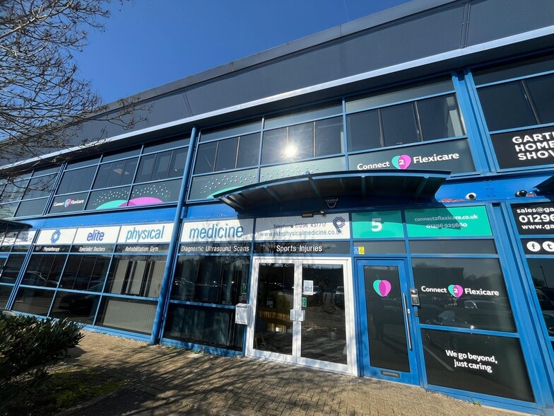 Smeaton Close, Aylesbury for sale - Building Photo - Image 2 of 10