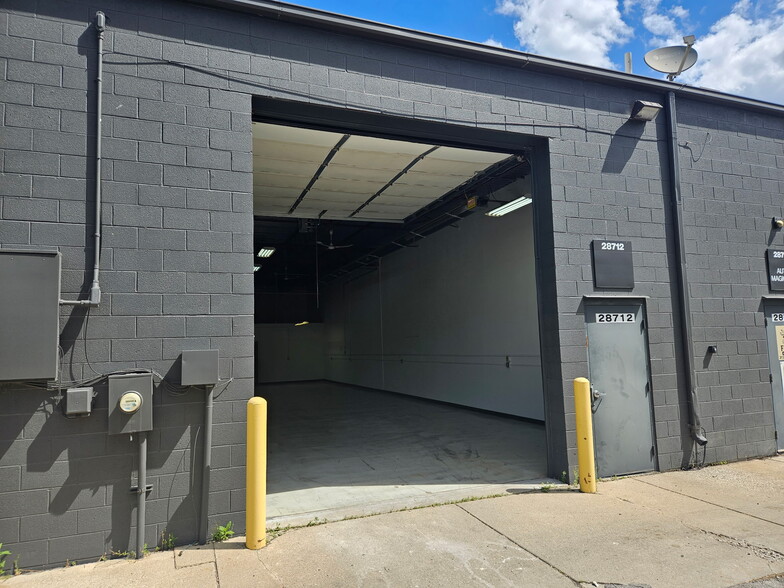 28702-28722 Wall St, Wixom, MI for lease - Building Photo - Image 2 of 6
