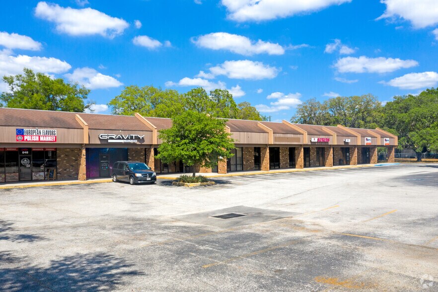 620-666 Oakfield Dr, Brandon, FL à louer - Photo du bâtiment - Image 2 de 3