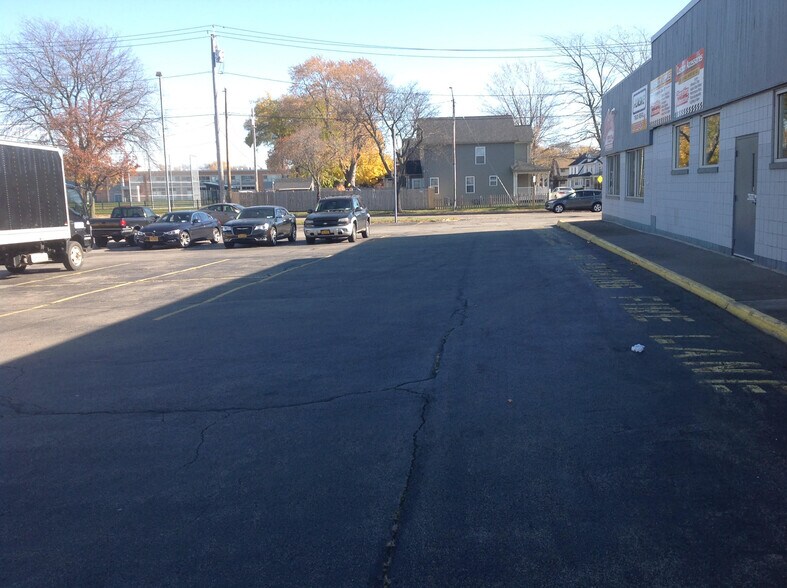 1711 N Clinton Ave, Rochester, NY à louer - Photo du bâtiment - Image 2 de 14