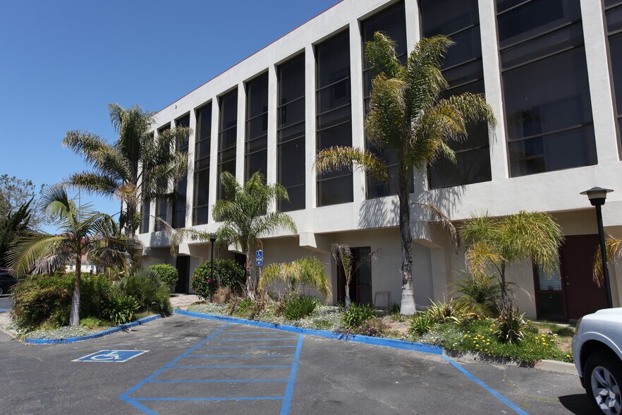 650 Hobson Way, Oxnard, CA à louer - Photo du bâtiment - Image 3 de 3