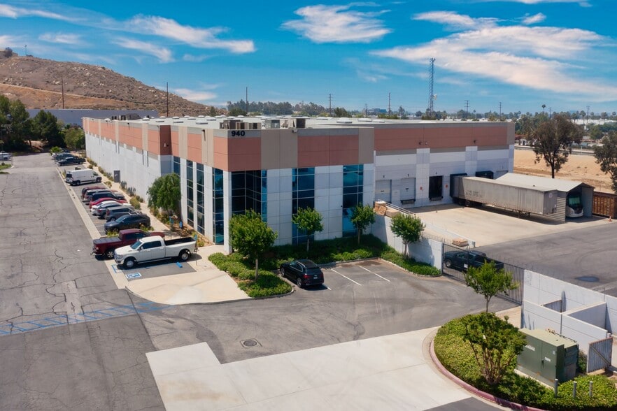 940 Columbia Ave, Riverside, CA for lease - Building Photo - Image 2 of 9