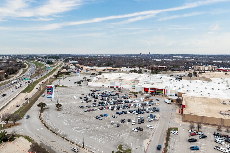 2201 N Interstate 35 E, Denton, TX à louer - Aérien - Image 3 de 9