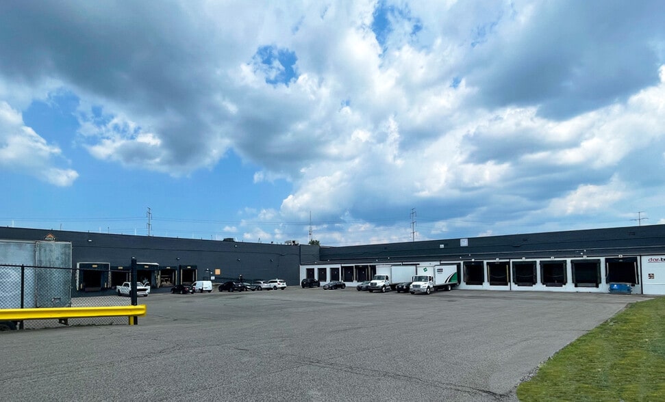 16485 Rockside Rd, Maple Heights, OH à louer - Photo du bâtiment - Image 2 de 10