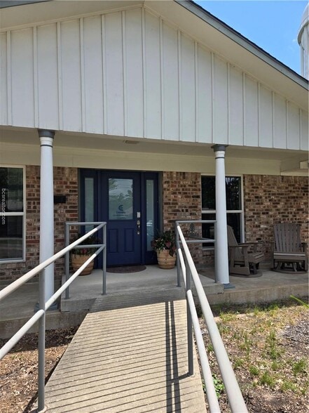 117 Royal St, Bryan, TX for lease - Building Photo - Image 2 of 14