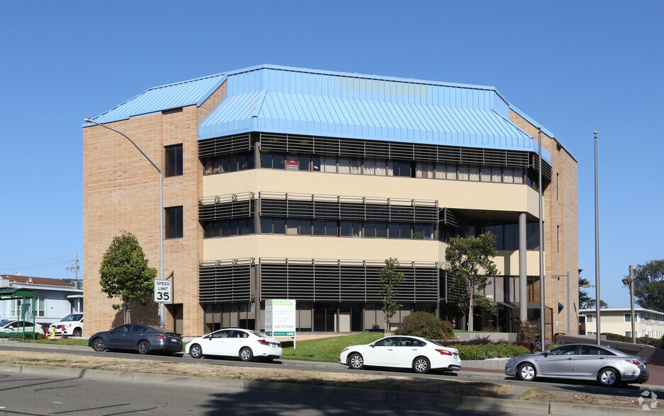 950 John Daly Blvd, Daly City, CA à louer - Photo du bâtiment - Image 2 de 5