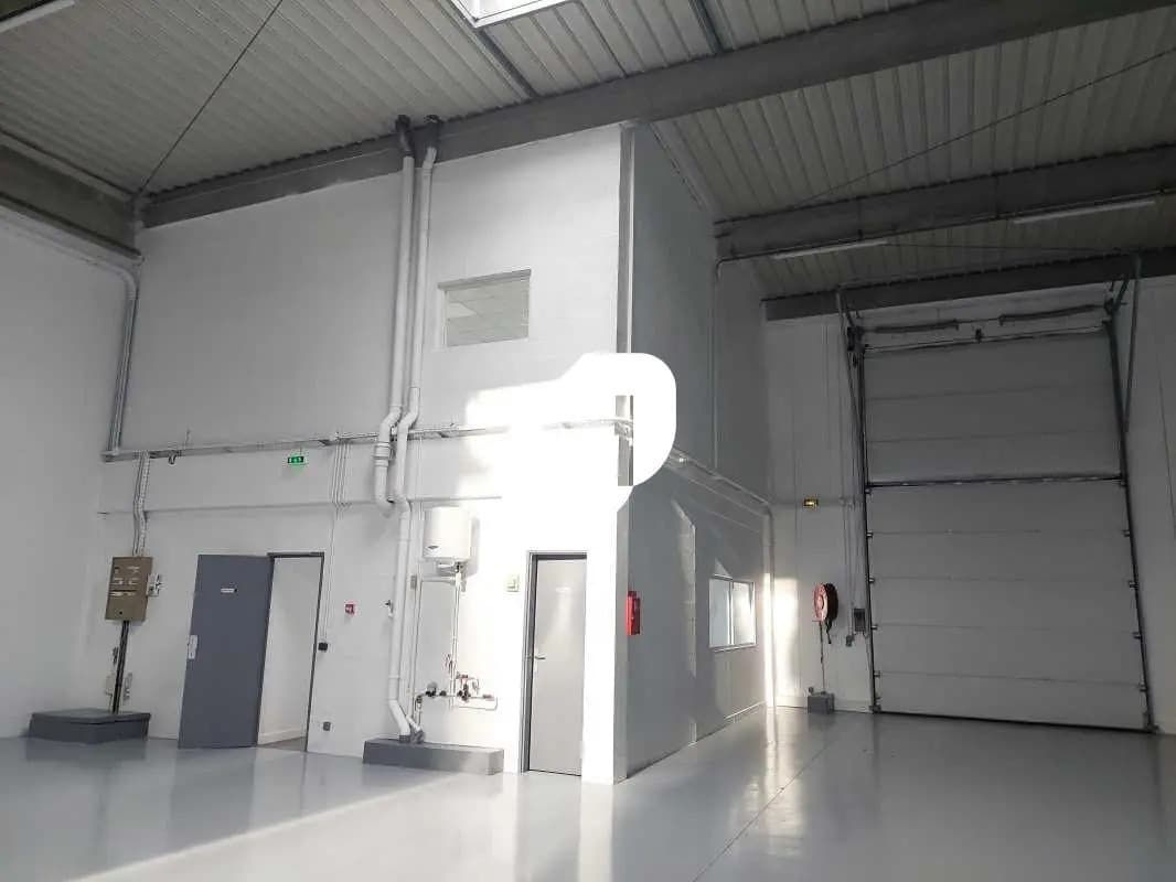 6-8 Rue Marie Curie, Coignières for lease Interior Photo- Image 1 of 11