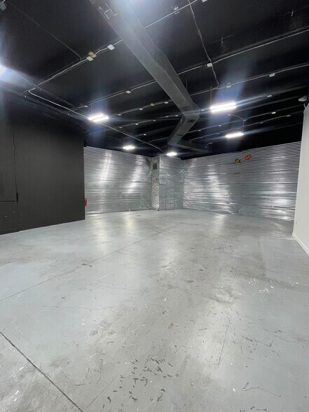 18319-18321 W Dixie Hwy, North Miami Beach, FL for lease - Building Photo - Image 2 of 8