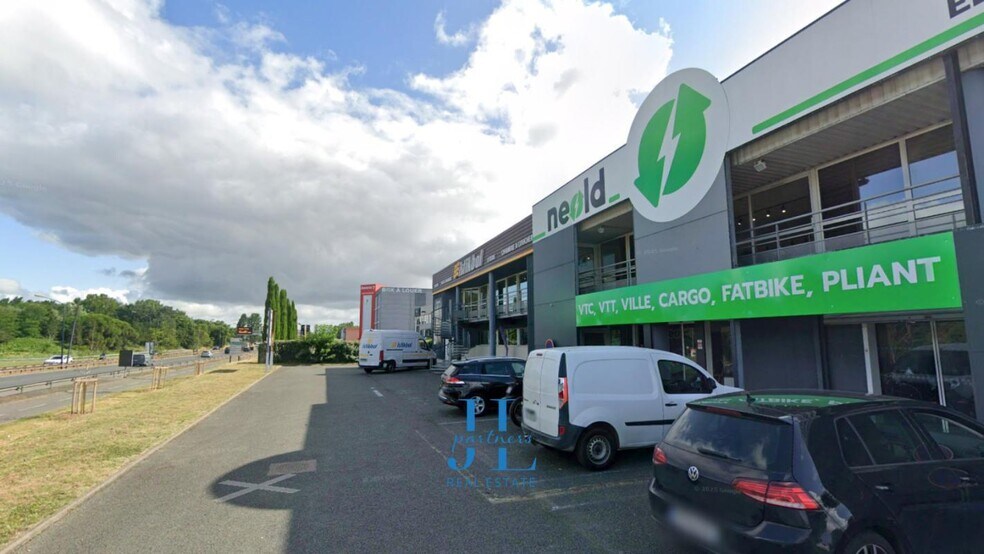 Retail in Bordeaux for lease - Building Photo - Image 1 of 4
