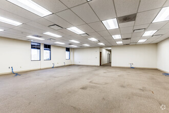 9500 Koger Blvd N, Saint Petersburg, FL for lease Interior Photo- Image 2 of 3