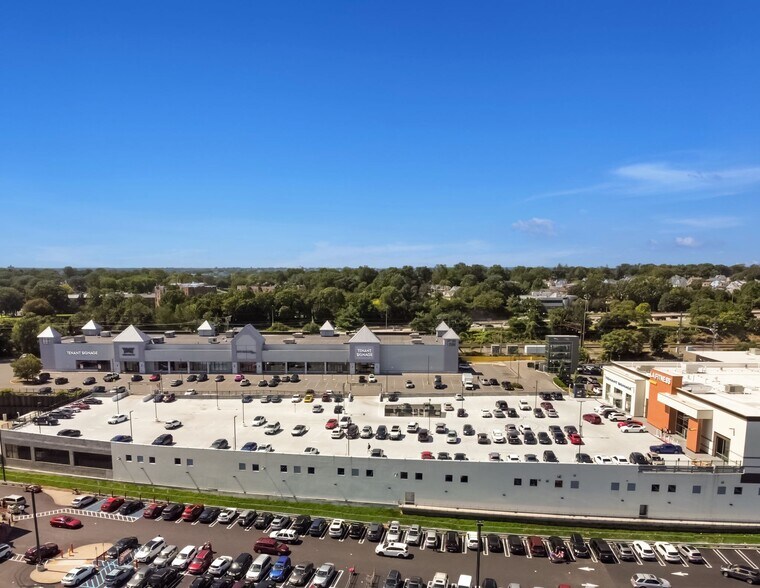 71-110 Nardozzi Pl, New Rochelle, NY à louer - Photo du bâtiment - Image 3 de 16