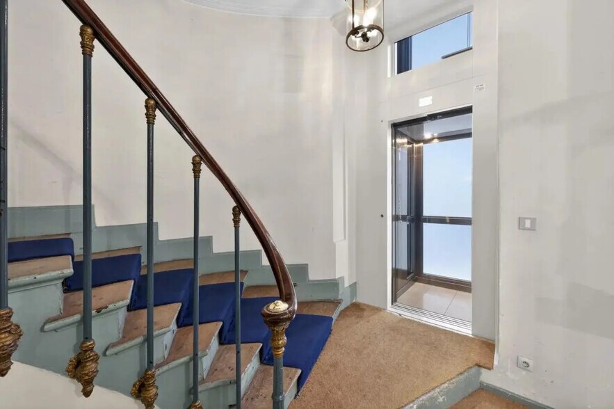 27 Rue De L'Universite, Paris à vendre - Photo du bâtiment - Image 2 de 16