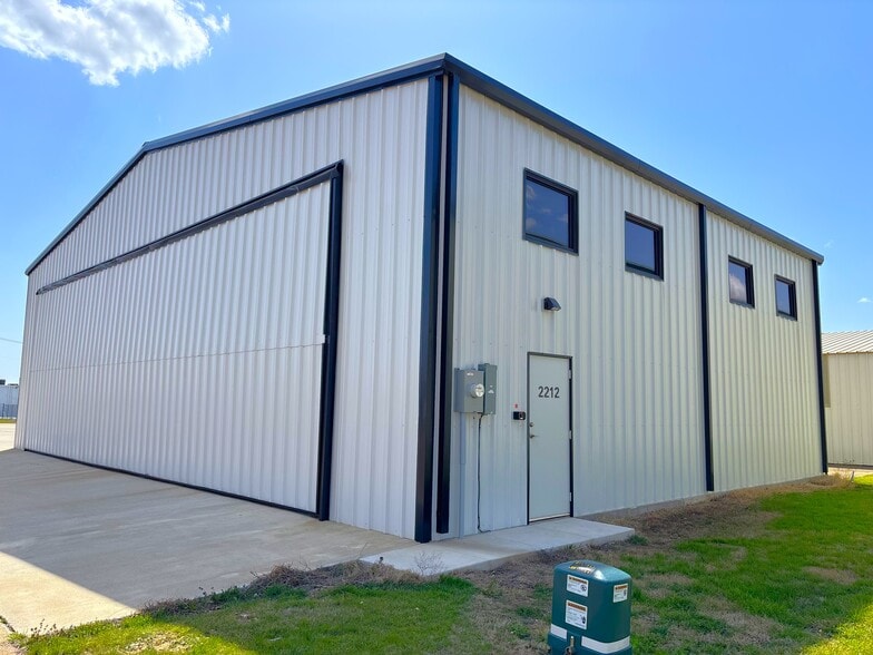 2212 Airport dr, Gainesville, TX for sale - Building Photo - Image 2 of 8