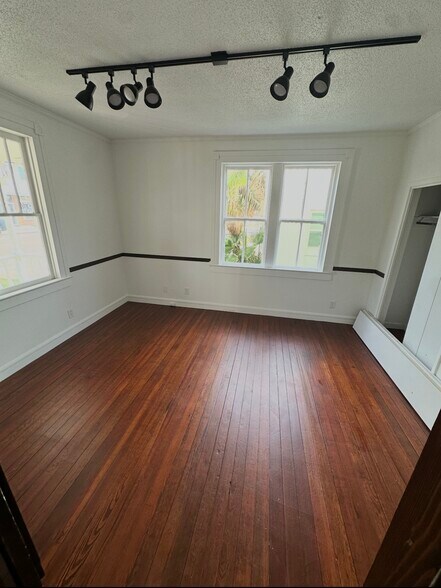 987 Howard Ave, Biloxi, MS à louer - Photo du bâtiment - Image 3 de 14