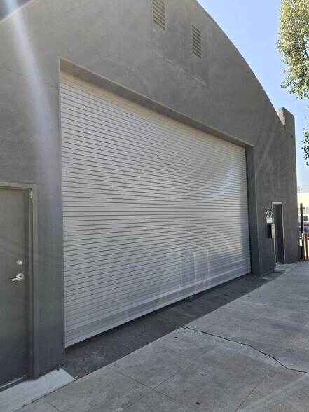 202 W Palm Ave, Burbank, CA à louer - Photo du bâtiment - Image 1 de 5
