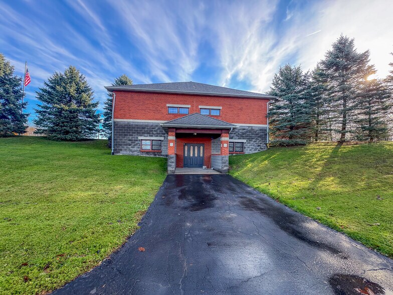 2080 Cranebrook Dr, Auburn, NY à louer - Photo du bâtiment - Image 2 de 2