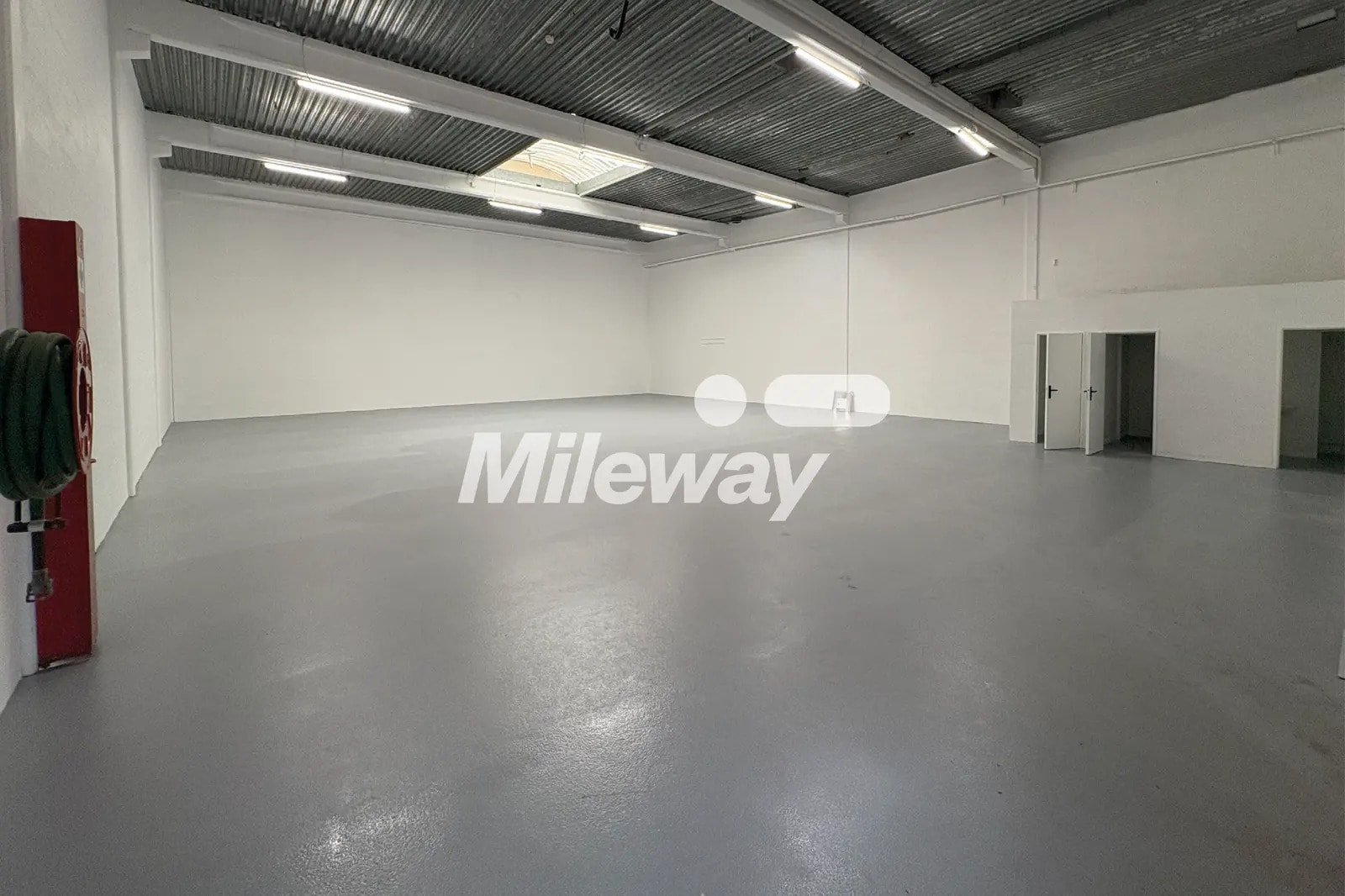 Flex in Éragny for lease Interior Photo- Image 1 of 9