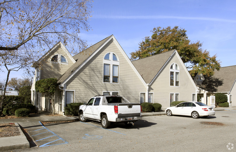 1041 Johnnie Dodds Blvd, Mount Pleasant, SC for lease - Primary Photo - Image 1 of 19