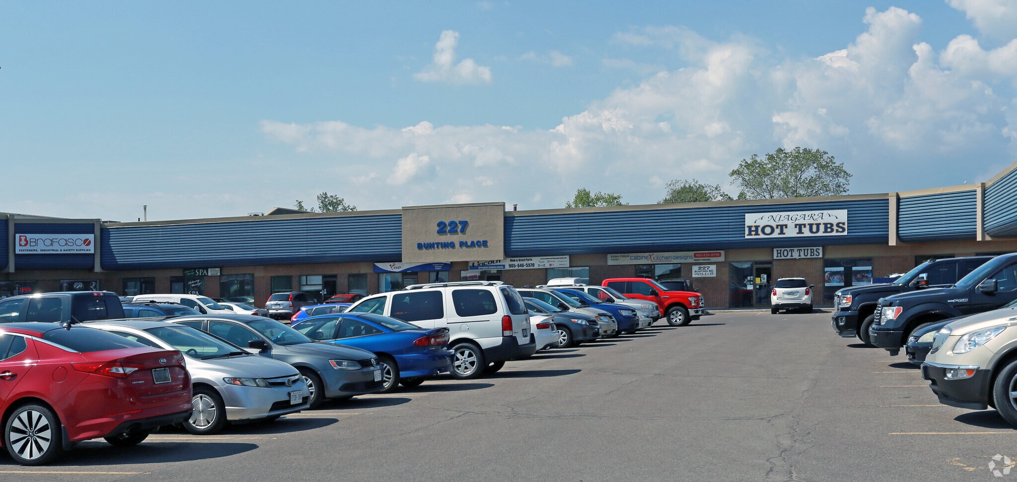 227 Bunting Rd, St Catharines, ON for lease Primary Photo- Image 1 of 6