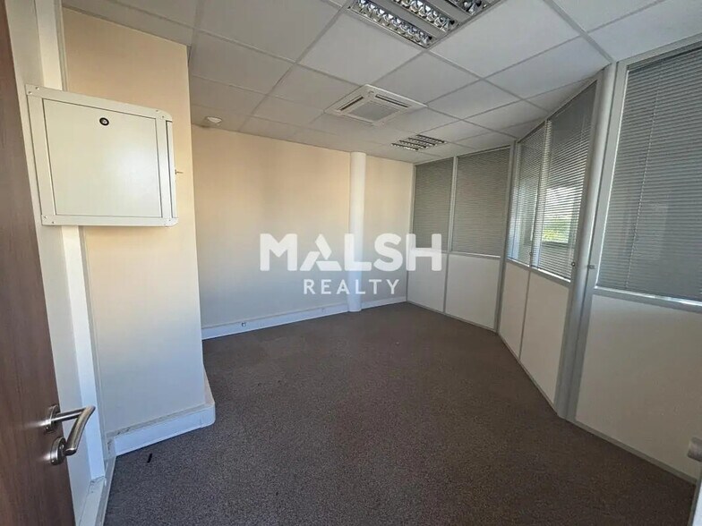 Office in CHAMPAGNE-AU-MONT-D'OR for lease - Interior Photo - Image 2 of 8