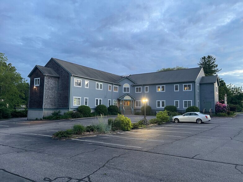 320 Phillips St, North Kingstown, RI à vendre - Photo principale - Image 2 de 44