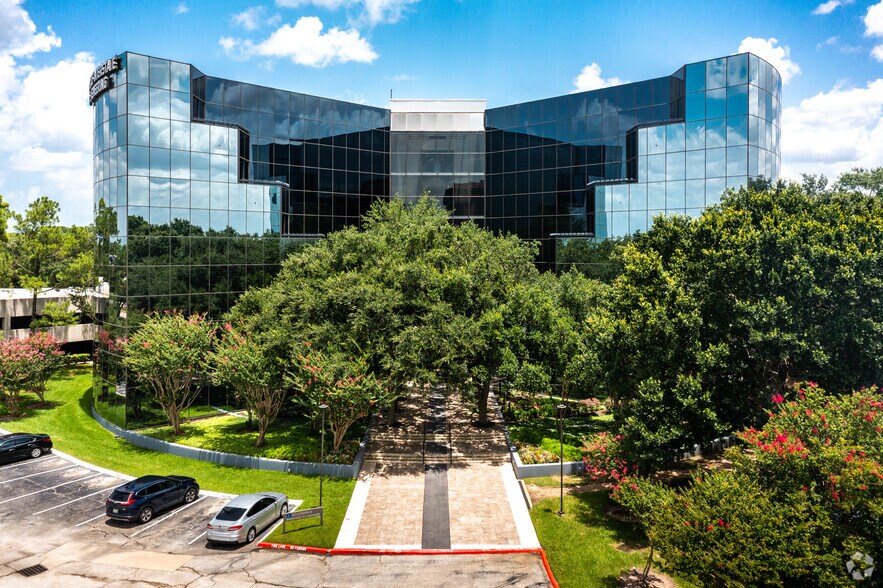 16010 Barkers Point Ln, Houston, TX à louer - Photo du bâtiment - Image 2 de 12