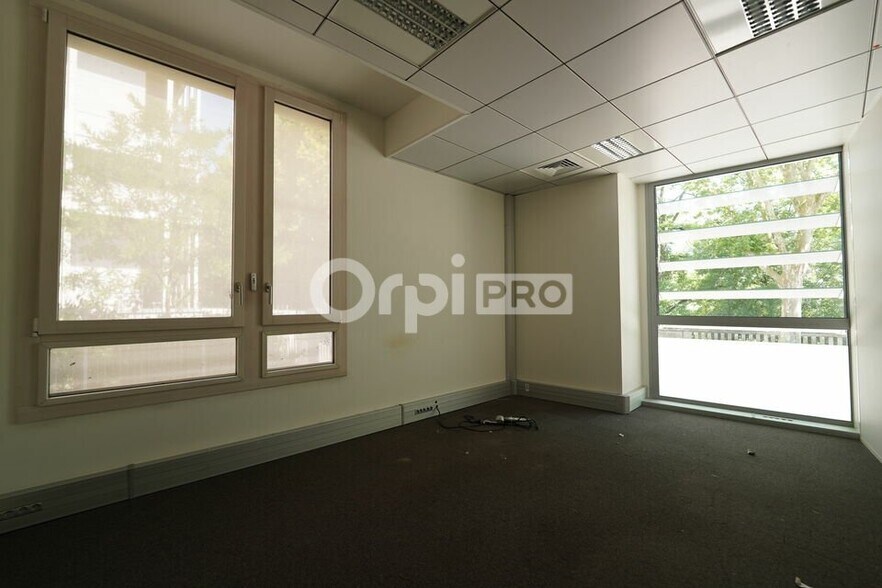 Office in Lyon for lease - Interior Photo - Image 2 of 10