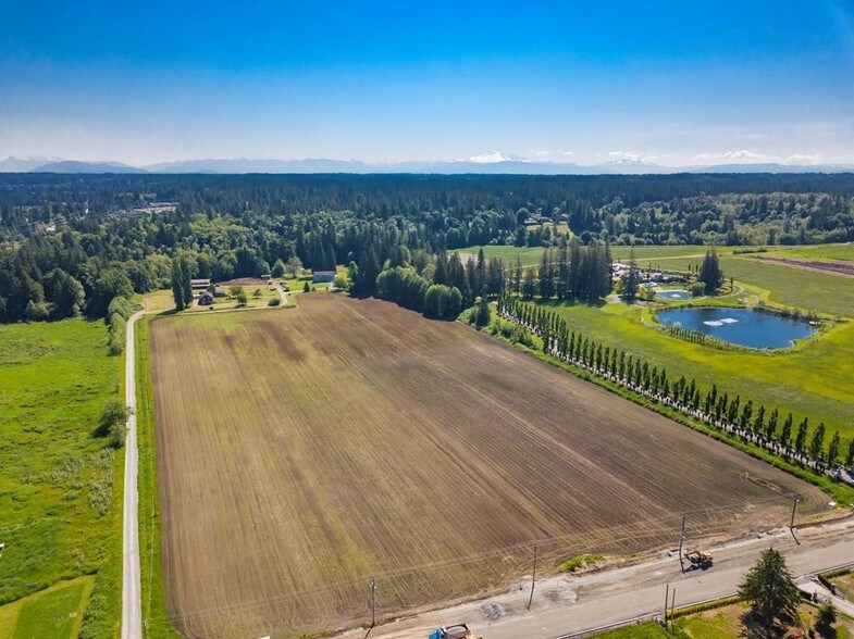 Land sale with properties. portefeuille de 2 propriétés à vendre sur LoopNet.ca - Photo du bâtiment - Image 2 de 10