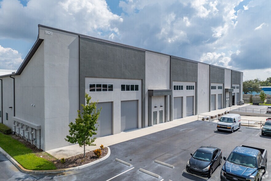 5620 W Linebaugh Ave, Tampa, FL à louer - Photo du bâtiment - Image 2 de 21