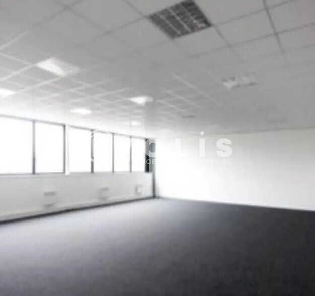Flex in Lisses for lease - Interior Photo - Image 3 of 4