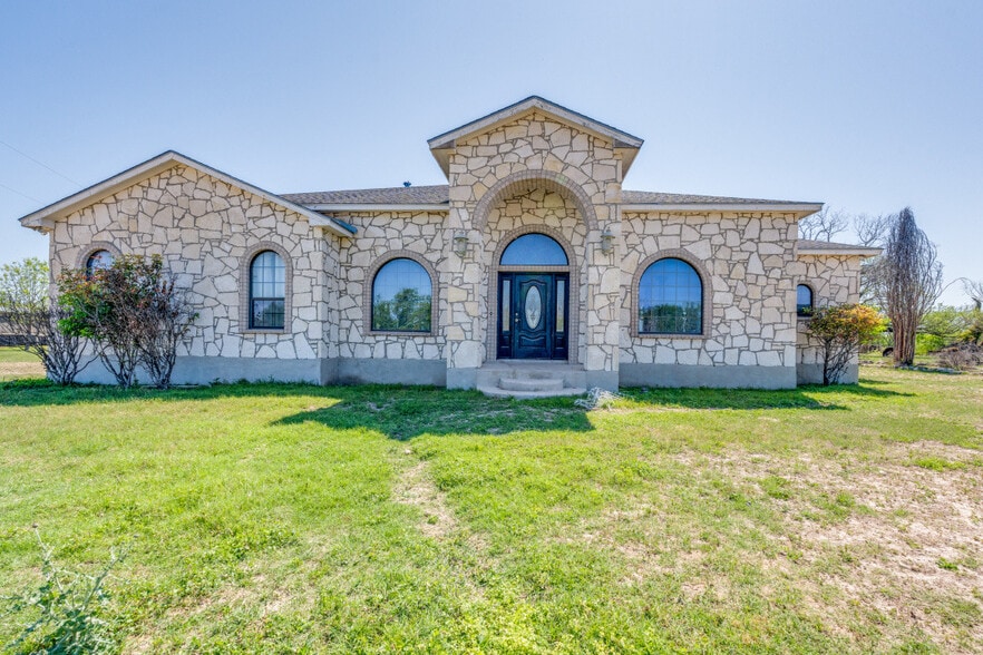 10023 FM 1303, Floresville, TX for sale - Building Photo - Image 2 of 13