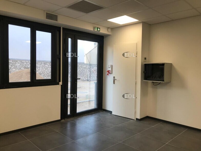 Flex in Marseille for lease - Interior Photo - Image 3 of 4