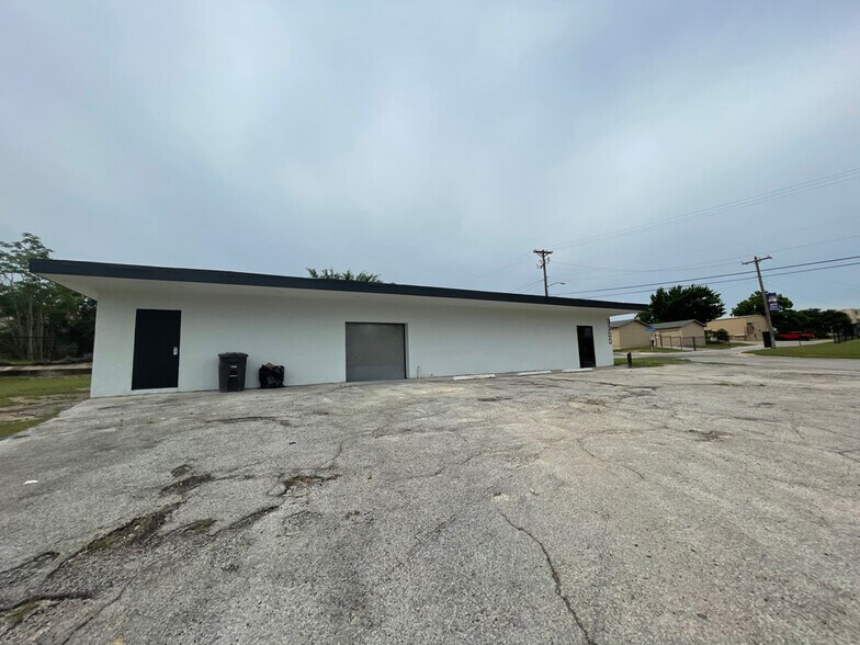 3300 E Vickery Blvd, Fort Worth, TX à louer - Photo du bâtiment - Image 2 de 21