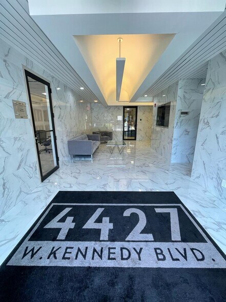 4427 W Kennedy Blvd, Tampa, FL à louer - Photo du bâtiment - Image 2 de 5