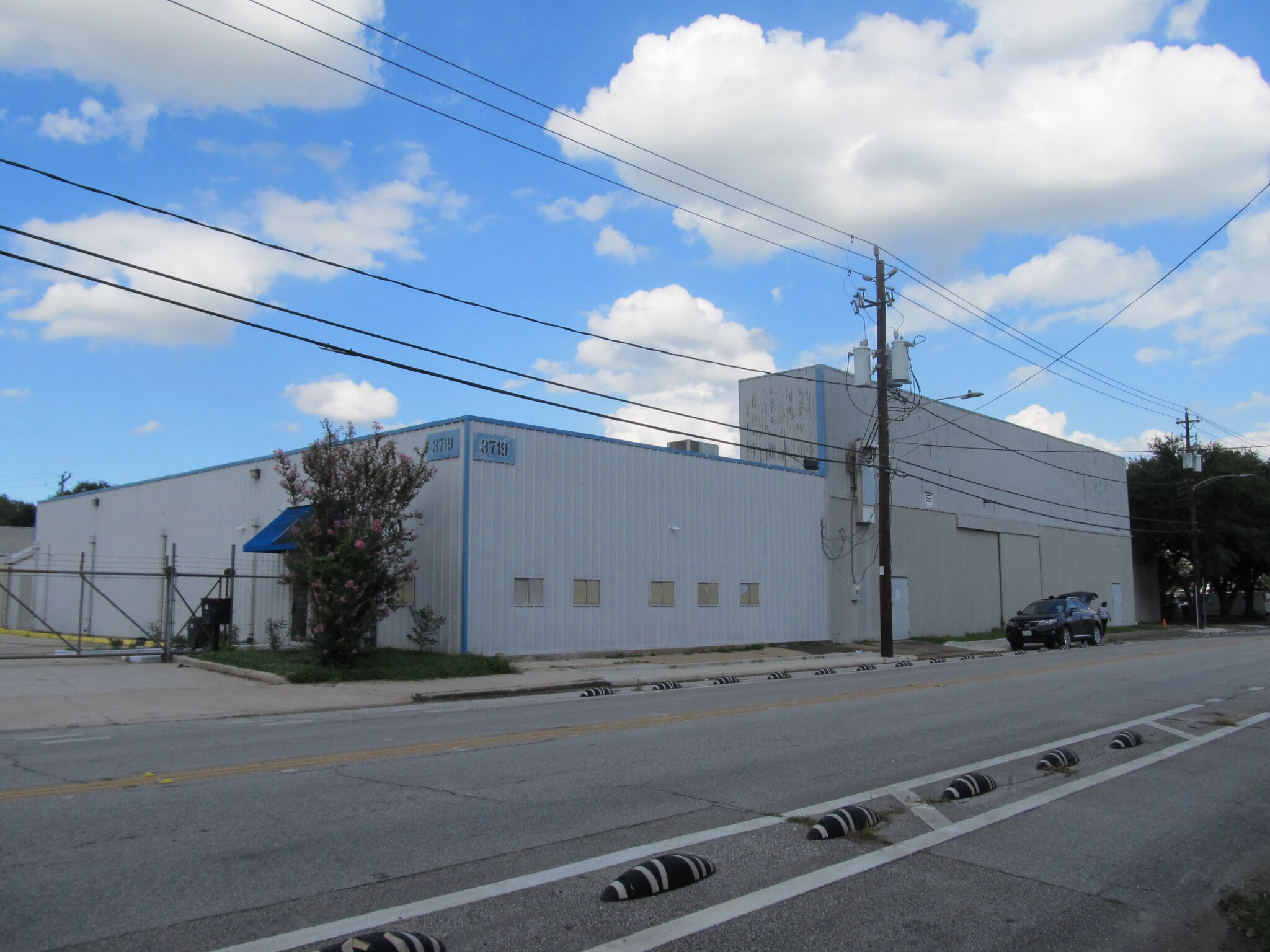 3719 & 3721 LEELAND ST, 3718 BELL STREET portfolio of 3 properties for sale on LoopNet.ca Building Photo- Image 1 of 24